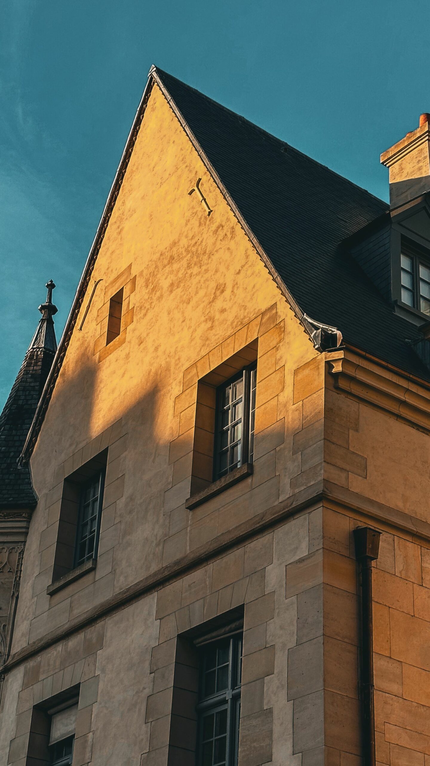Façade en pierre calcaire d’un immeuble ancien, typique du bâti girondin